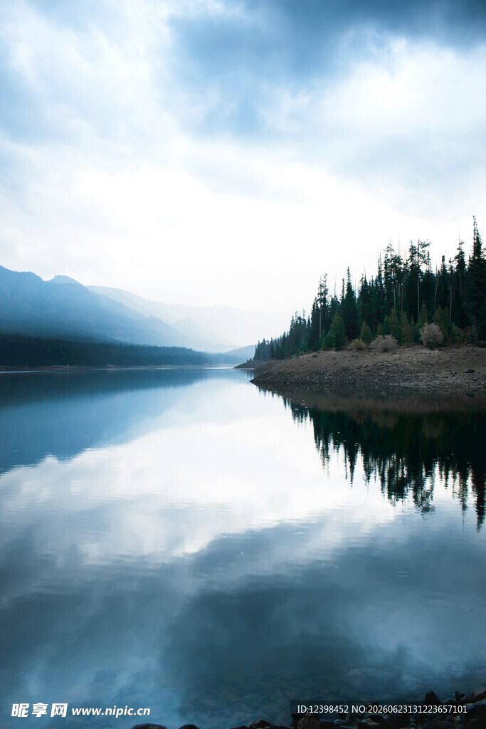 宁静湖景与岸边葱郁树林