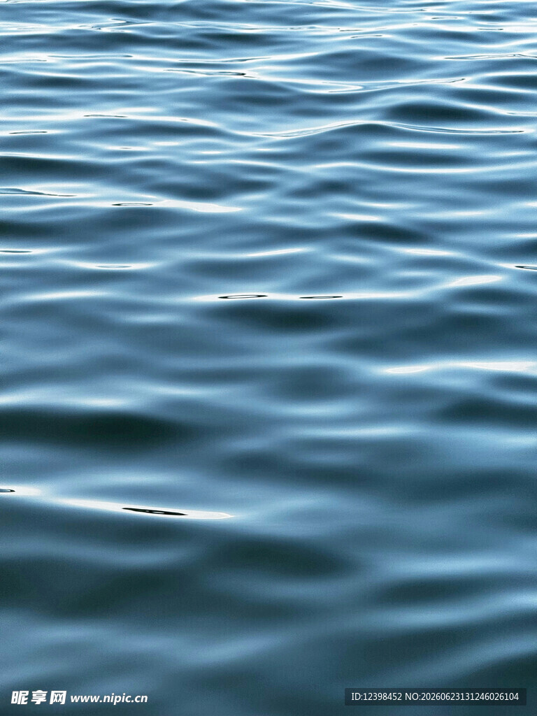 平静蓝色水面波纹特写
