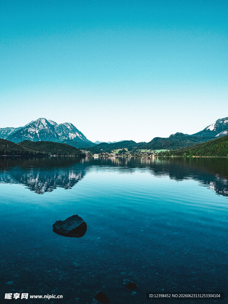宁静湖景与远处雪山倒影