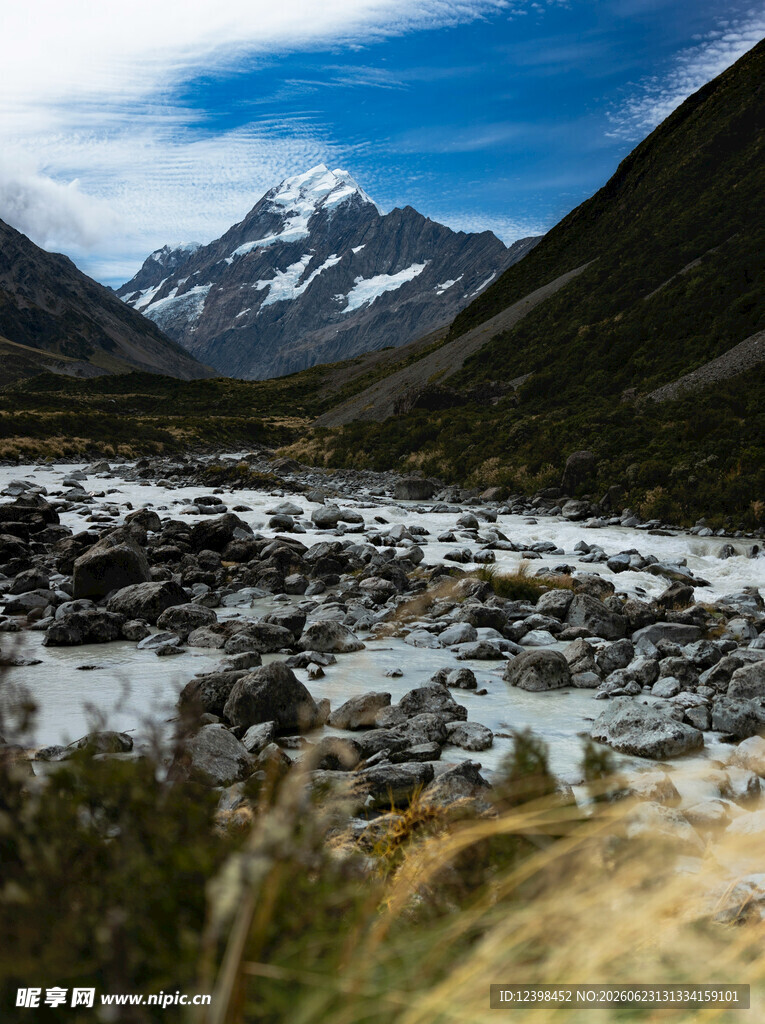 壮丽山谷间的雪山溪流景观