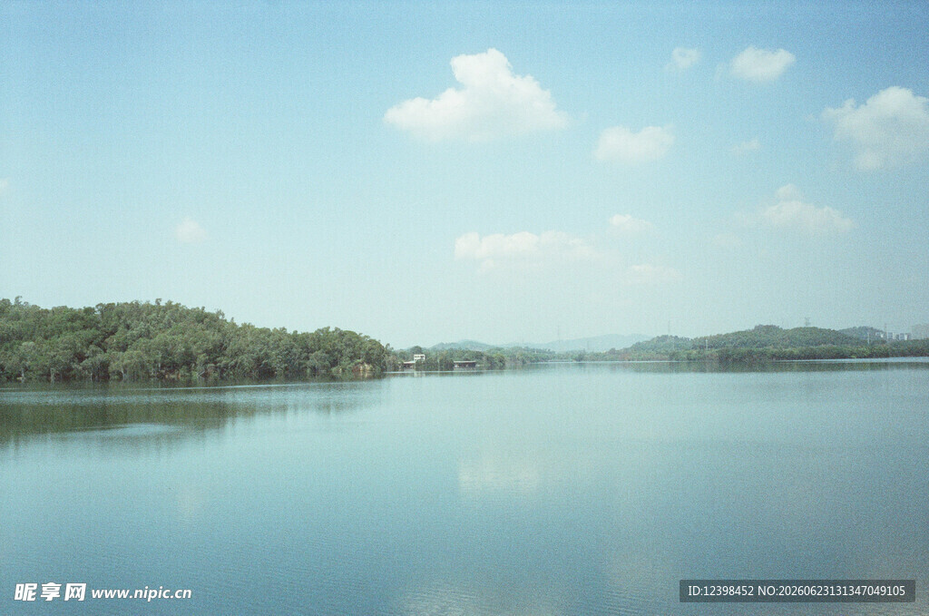 宁静湖景