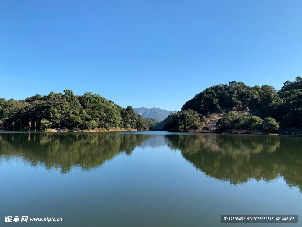 宁静湖景与葱郁山林倒影