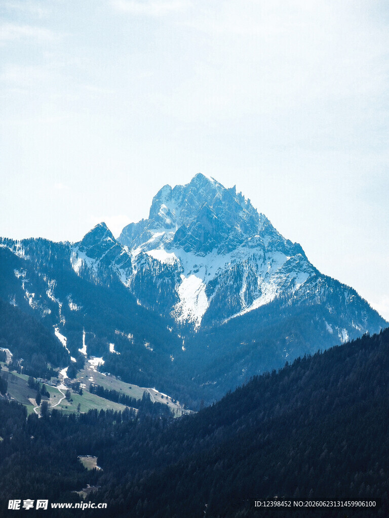 巍峨雪山壮丽自然景观