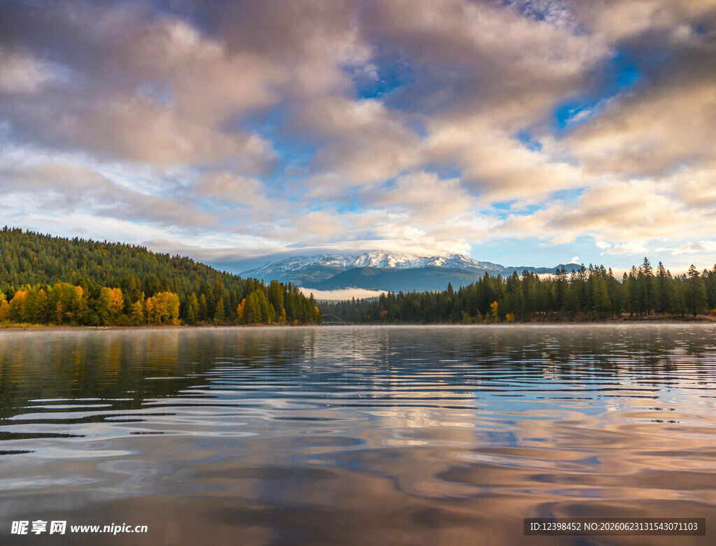 湖畔秋景