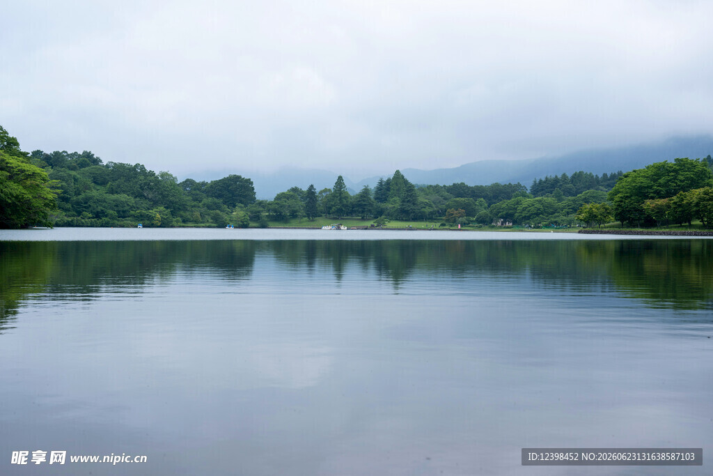 宁静湖面与远处山林之景