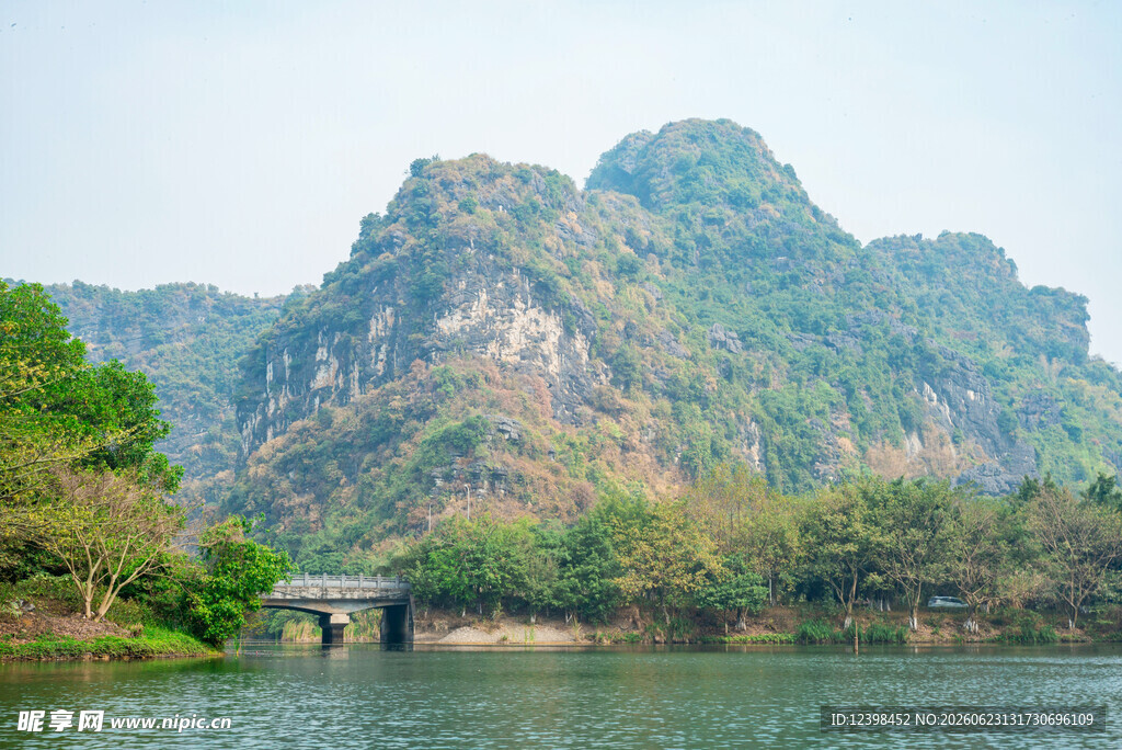 山水间的桥景