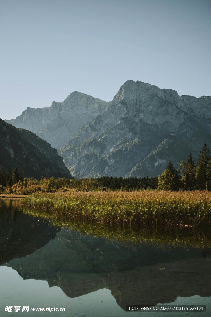 山间湖畔美景