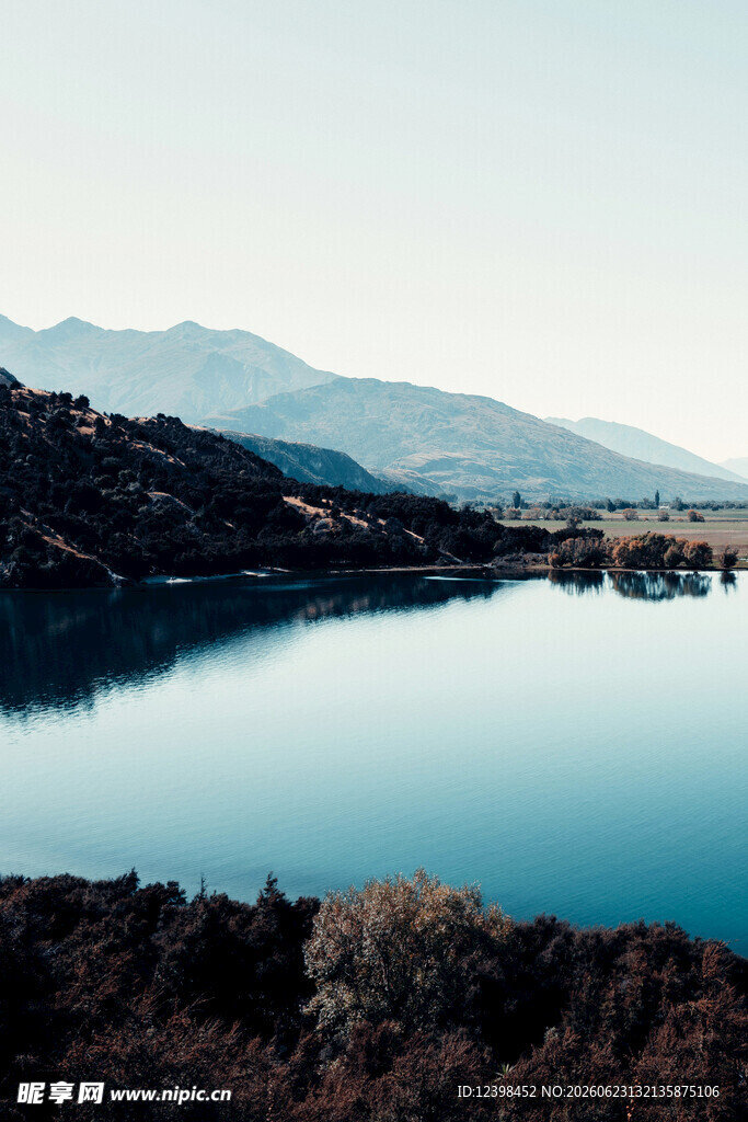 宁静湖景与远山风光