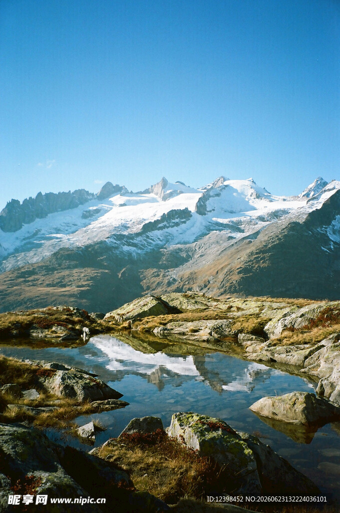 雪山下的静谧山间小湖