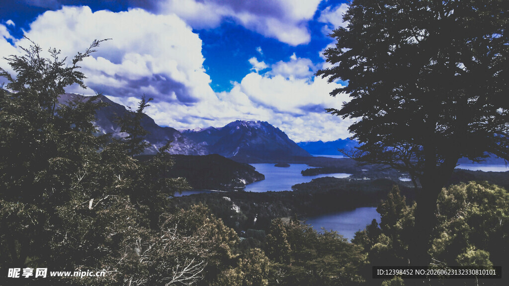 山间湖泊美景