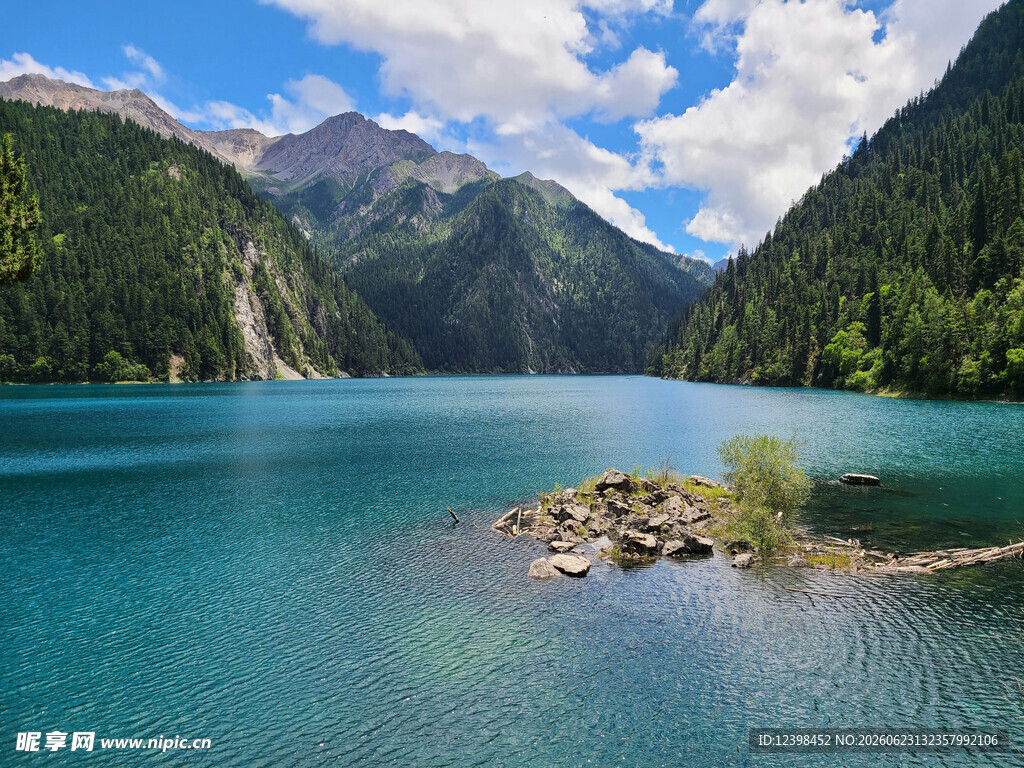 静谧湖泊