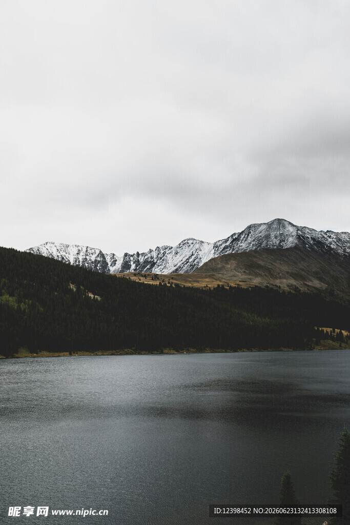宁静湖景与远处雪山