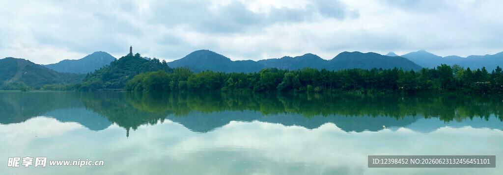宁静山水倒影美景