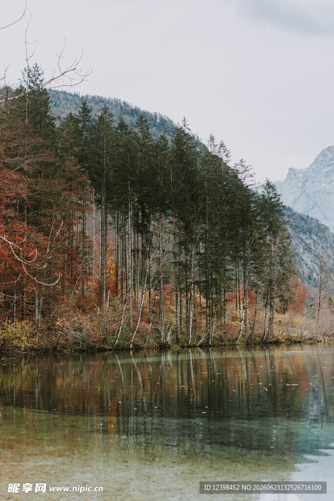 秋日山林湖畔美景