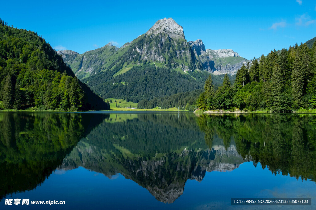 湖光山色的自然美景