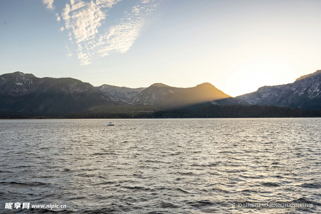 夕阳下的山水湖景