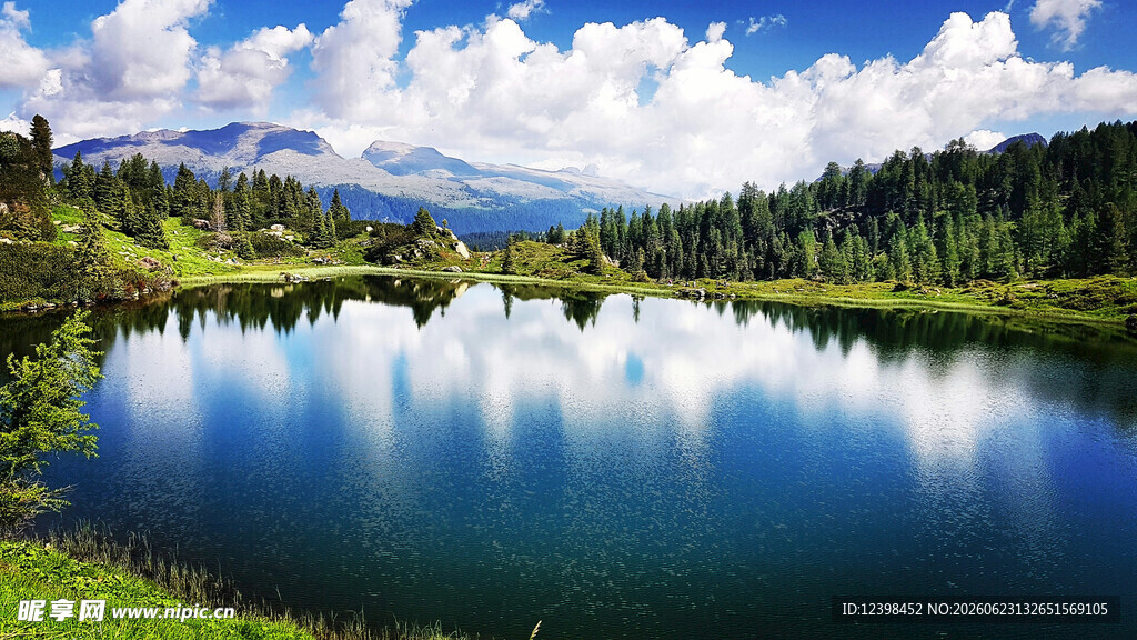 宁静湖畔美景