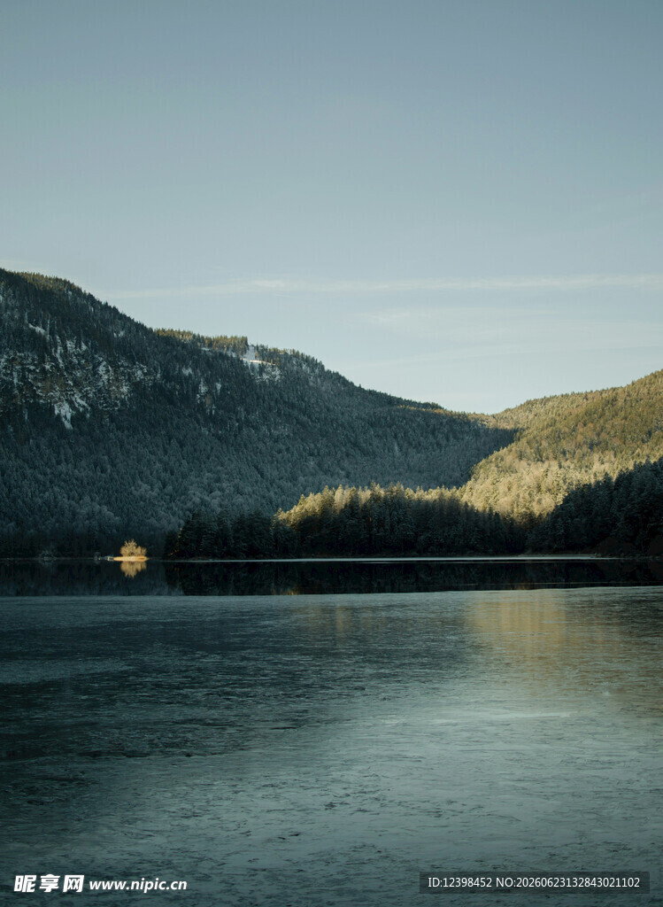 宁静山水间的湖景风光