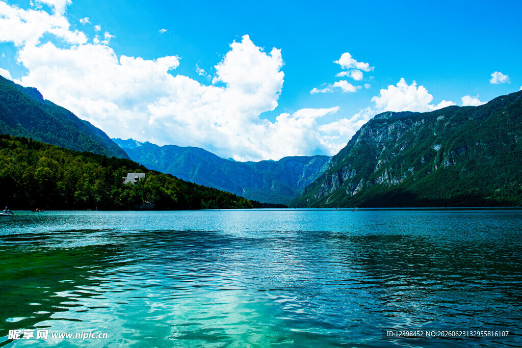 秀丽湖景与巍峨山峦