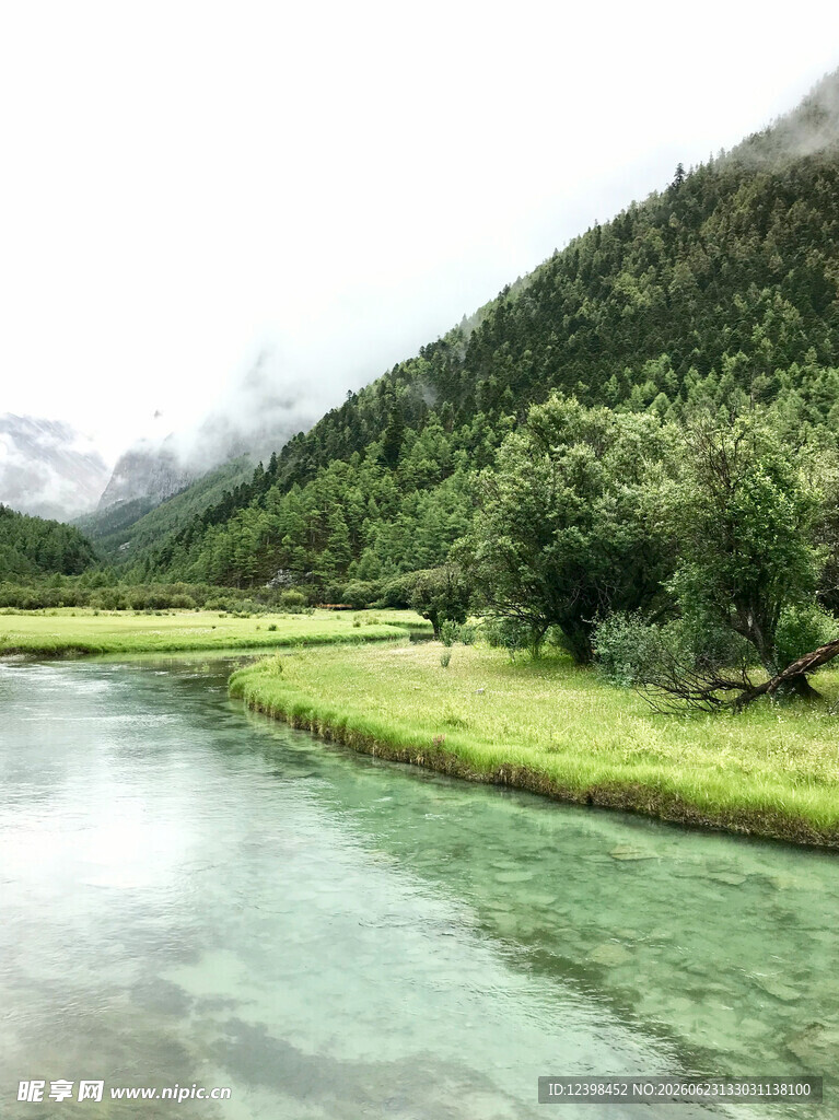 山间绿水环绕的秀丽风光