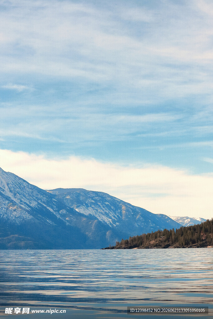 宁静湖景与远处山峦