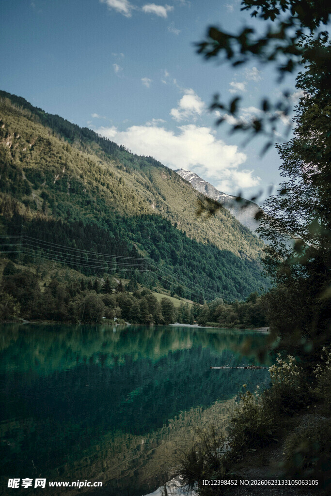 山间碧湖美景