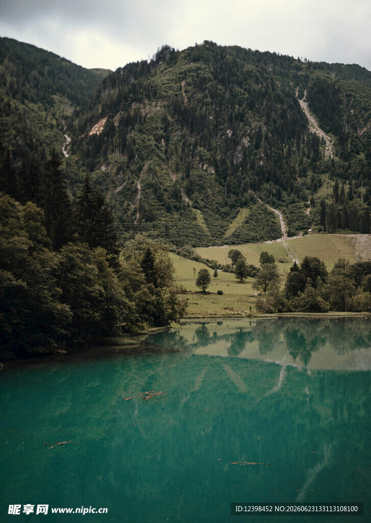 翠绿湖水与山间美景
