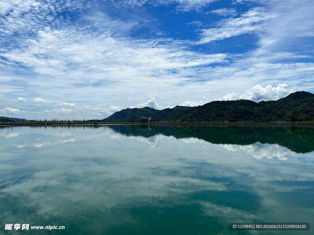 宁静湖面与蓝天白云倒影