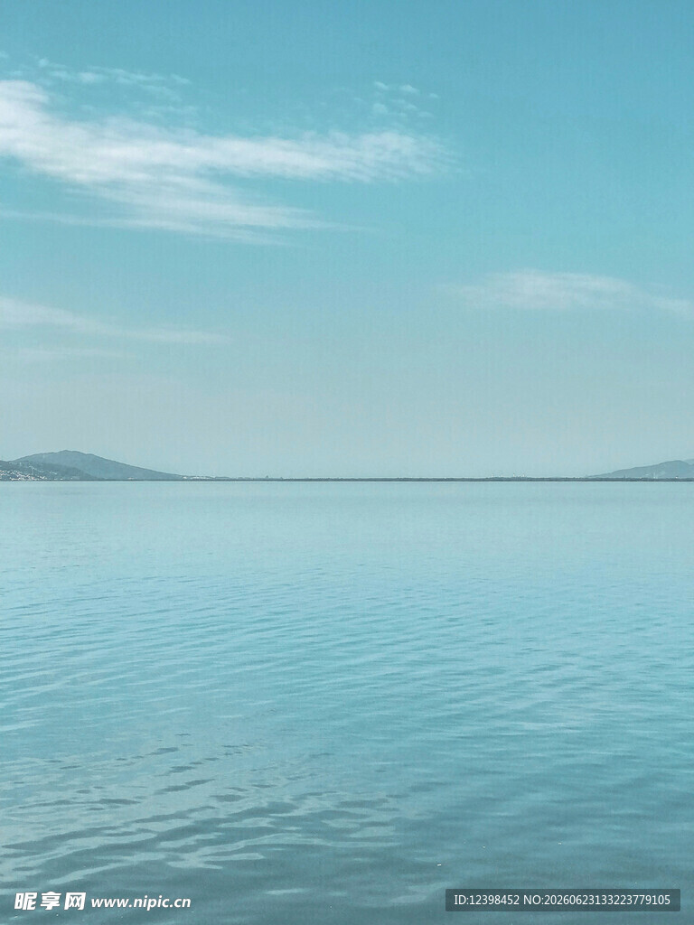 宁静海面与淡蓝天际