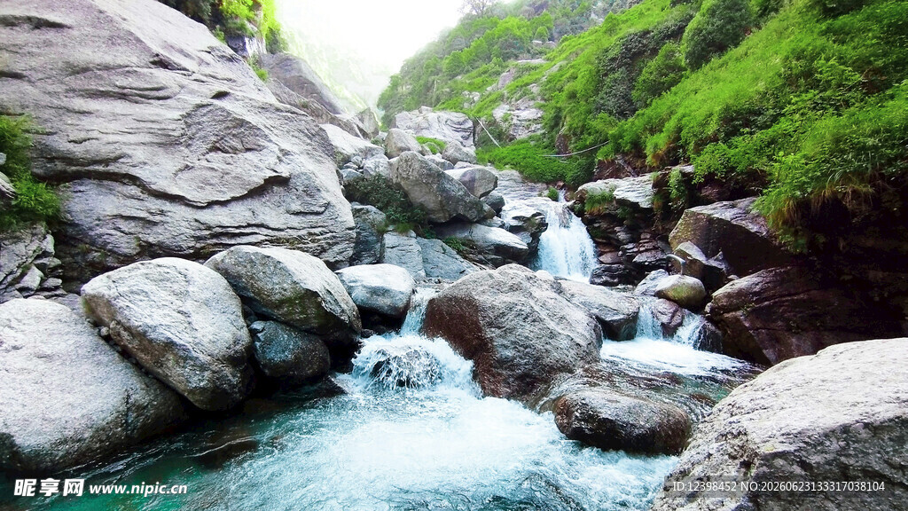 山间溪流潺潺