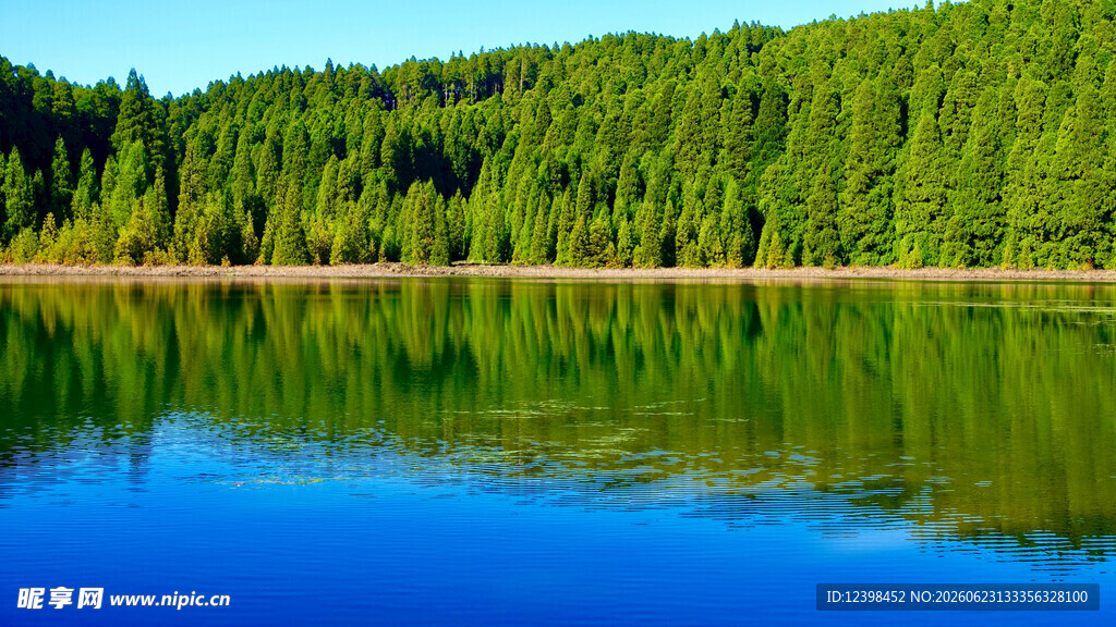 青山碧水间的宁静湖景