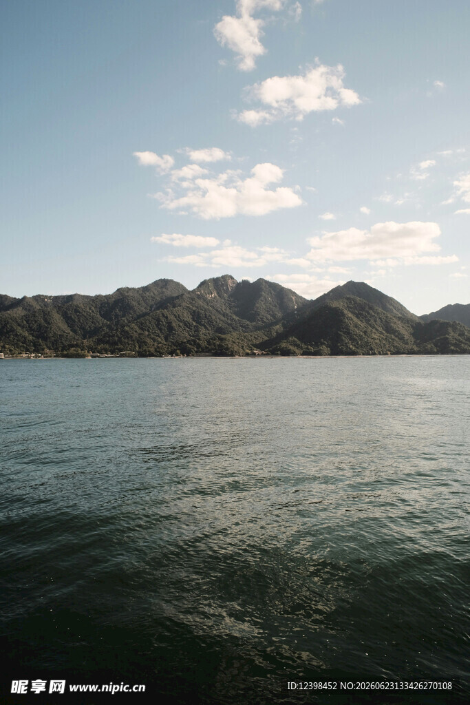 宁静山水间的广阔湖面
