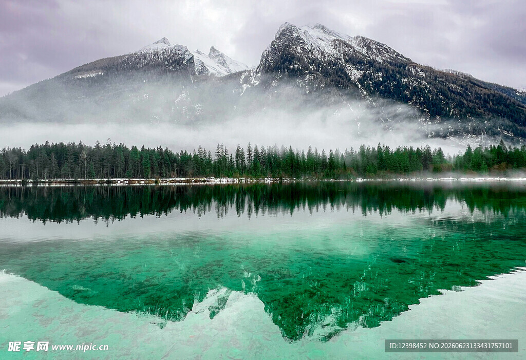山间翠湖映雪峰美景