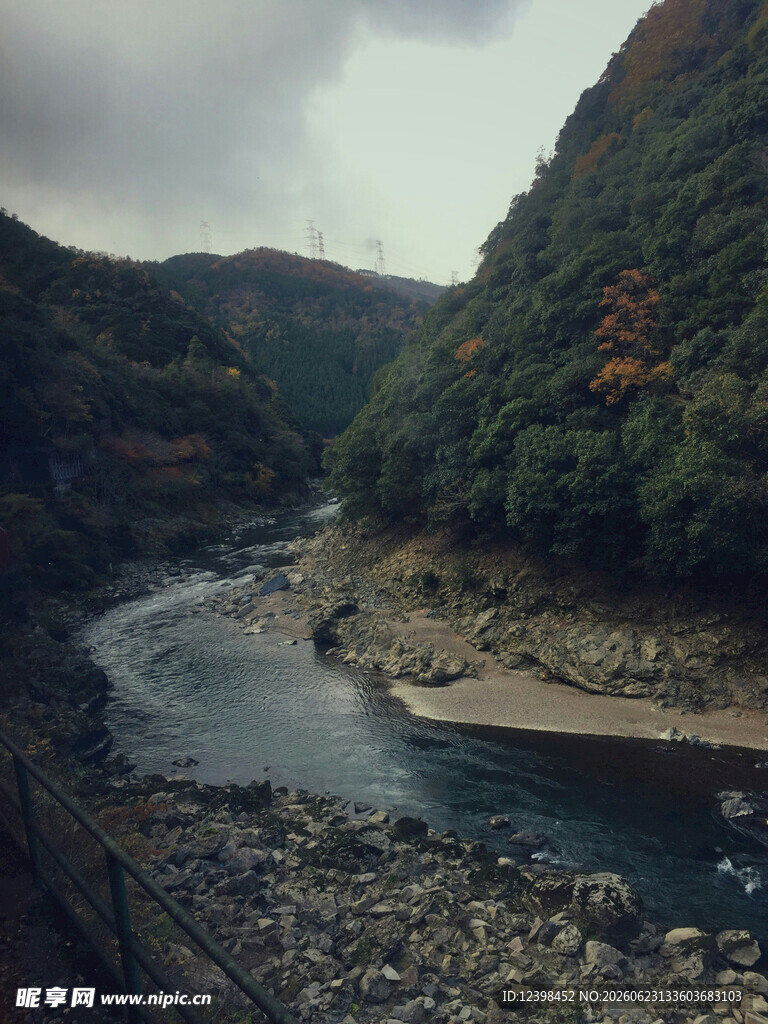 山间蜿蜒河流秋日景致