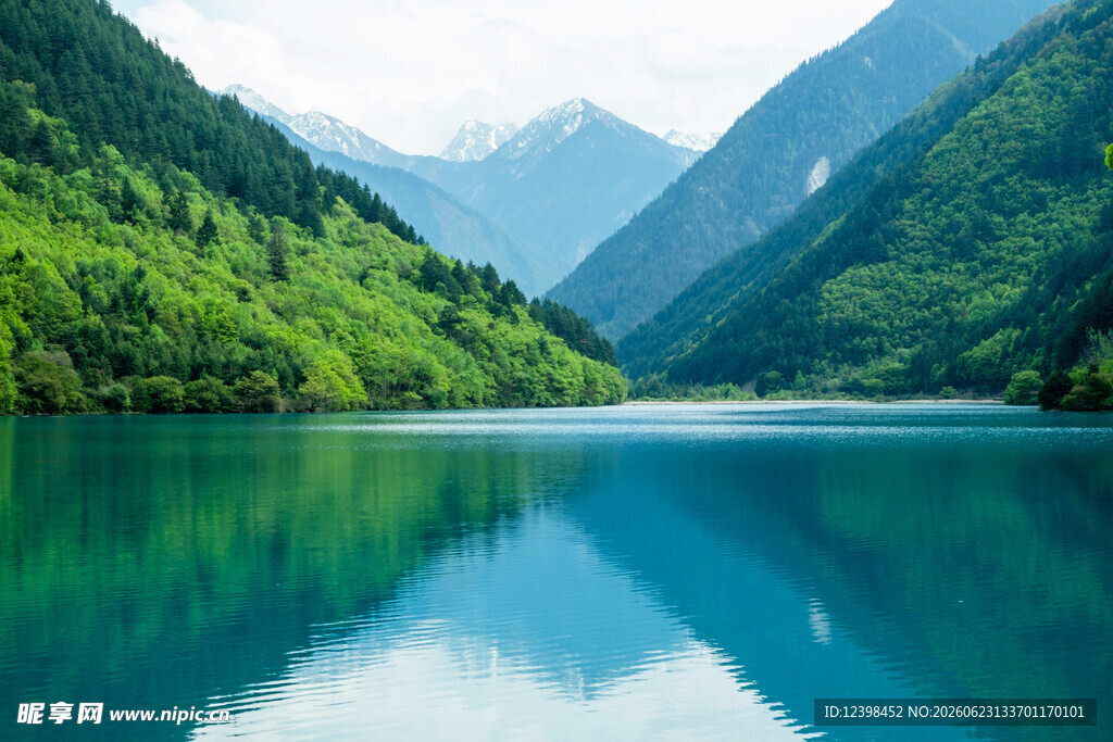 青山绿水间的静谧湖泊