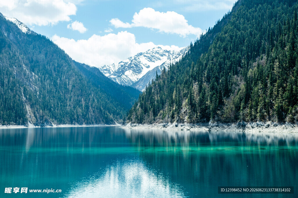 高山蓝湖美景