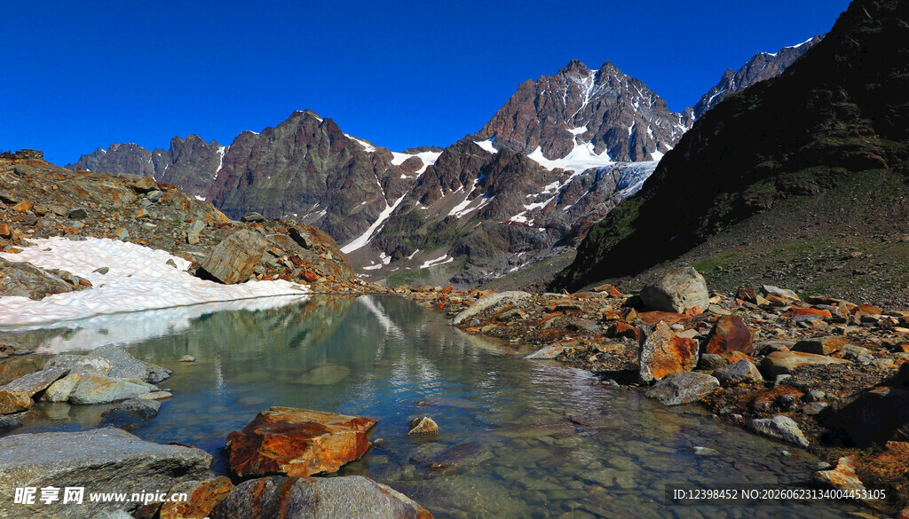 高山湖泊美景