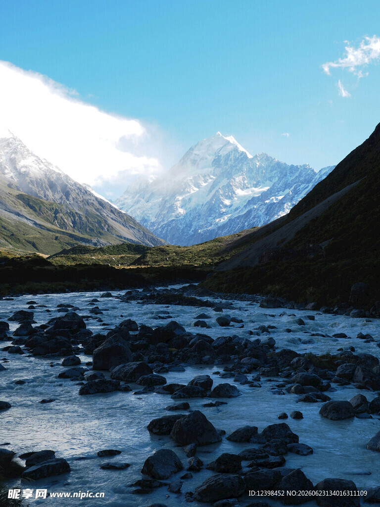 壮丽雪山下的清澈河谷