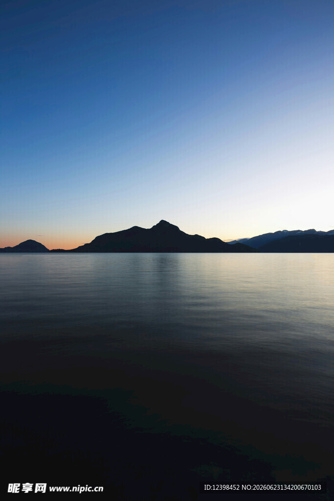 宁静湖面与远山的黄昏景致