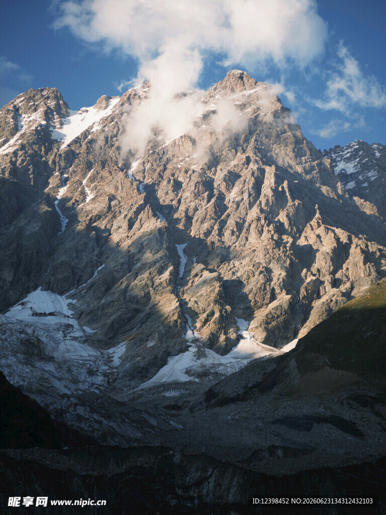壮丽雪山景观