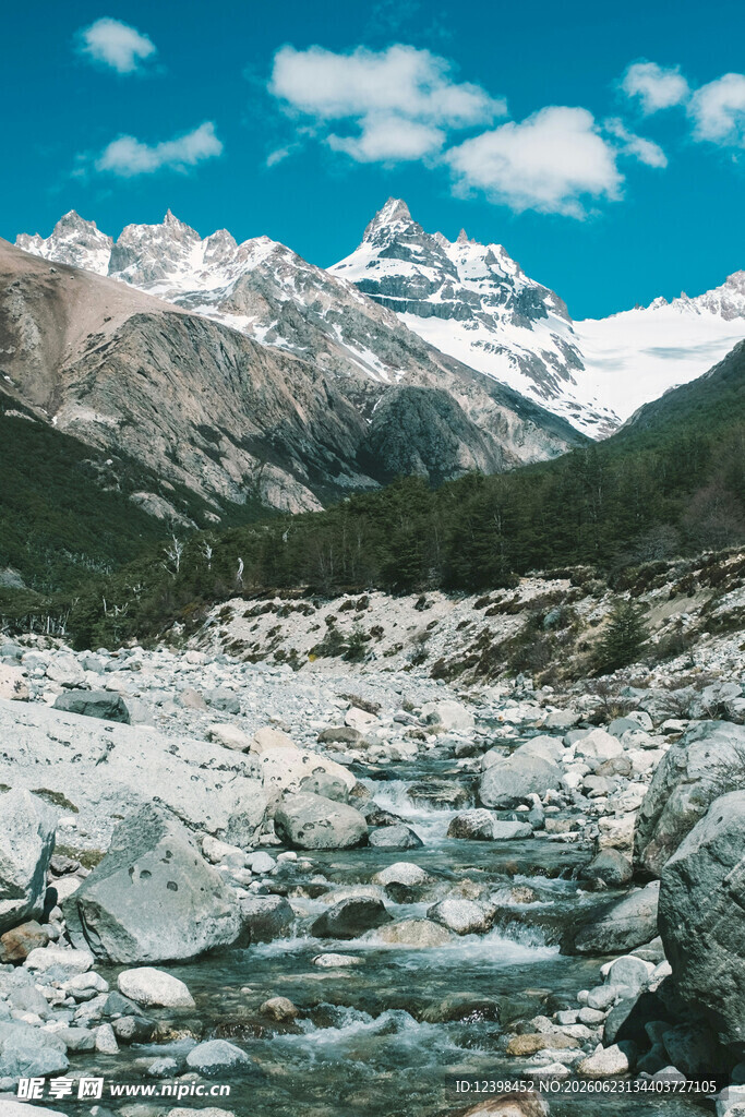 山间溪流与远处雪山美景