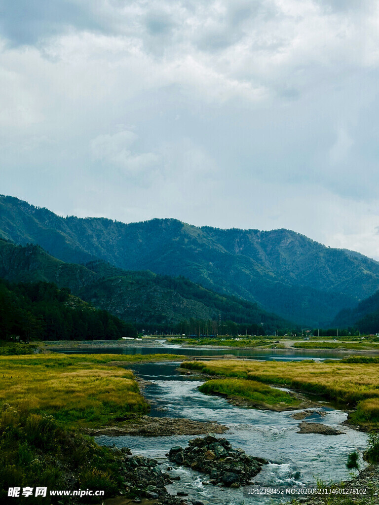 山间溪流旁的广袤绿野