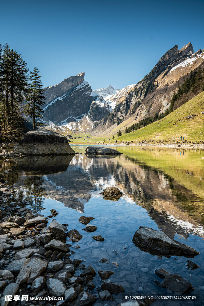 山间静谧湖景