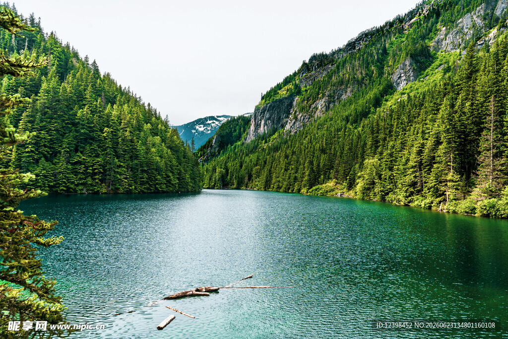 山间碧绿湖泊美景