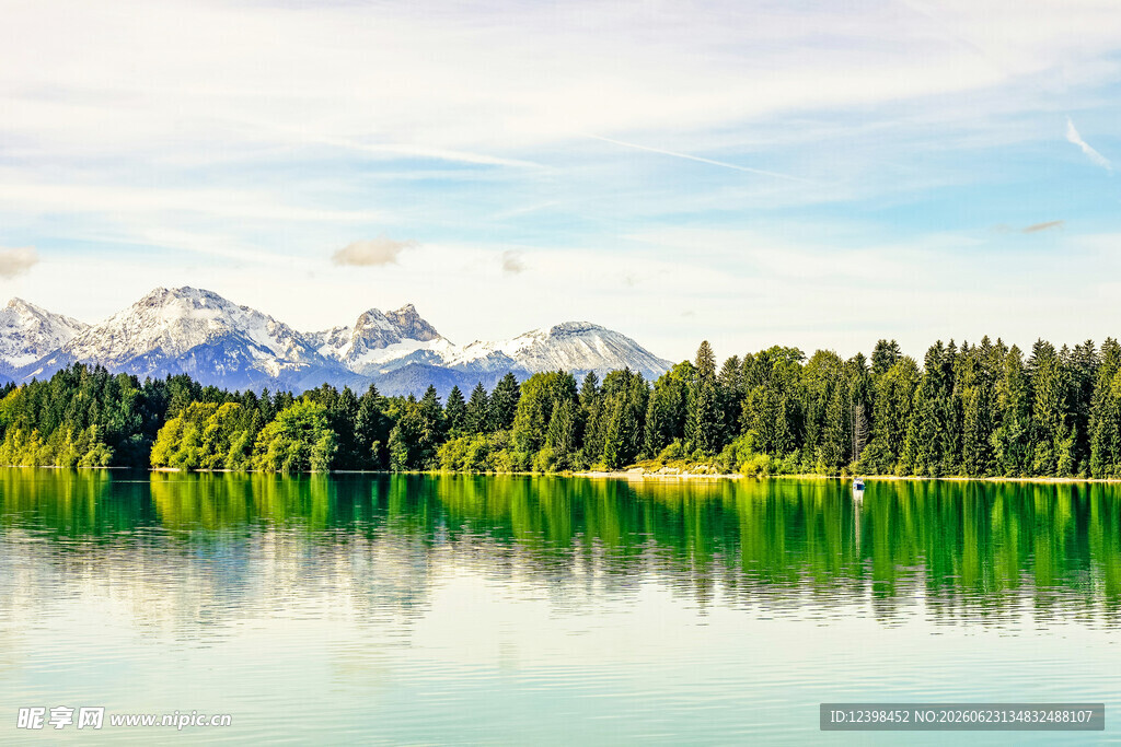 湖畔青山美景