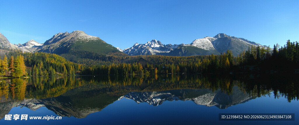 宁静湖景与远处山峦