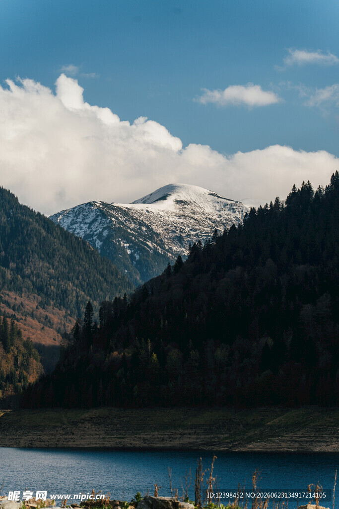 湖畔山峦美景