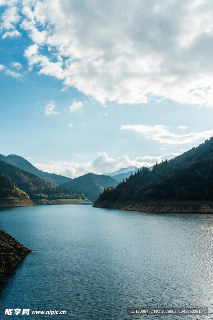 宁静山水间的秀丽湖景