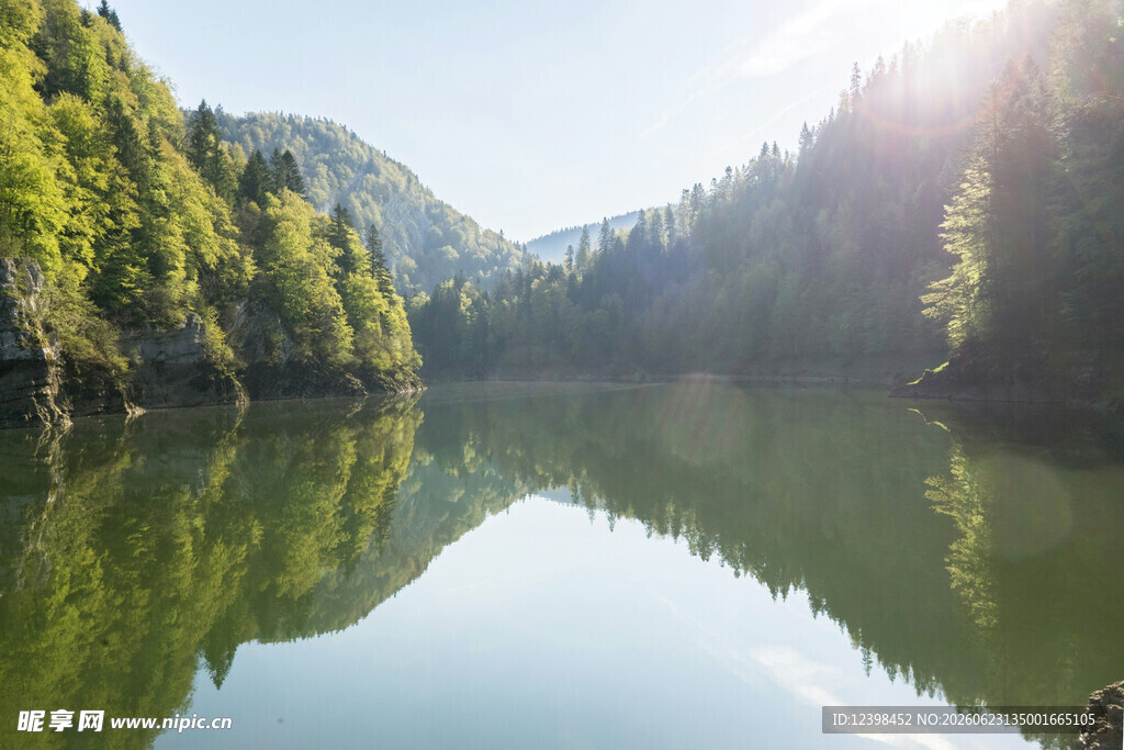 青山绿水间的静谧湖泊