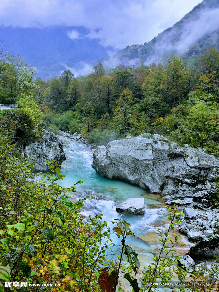 山间碧溪美景